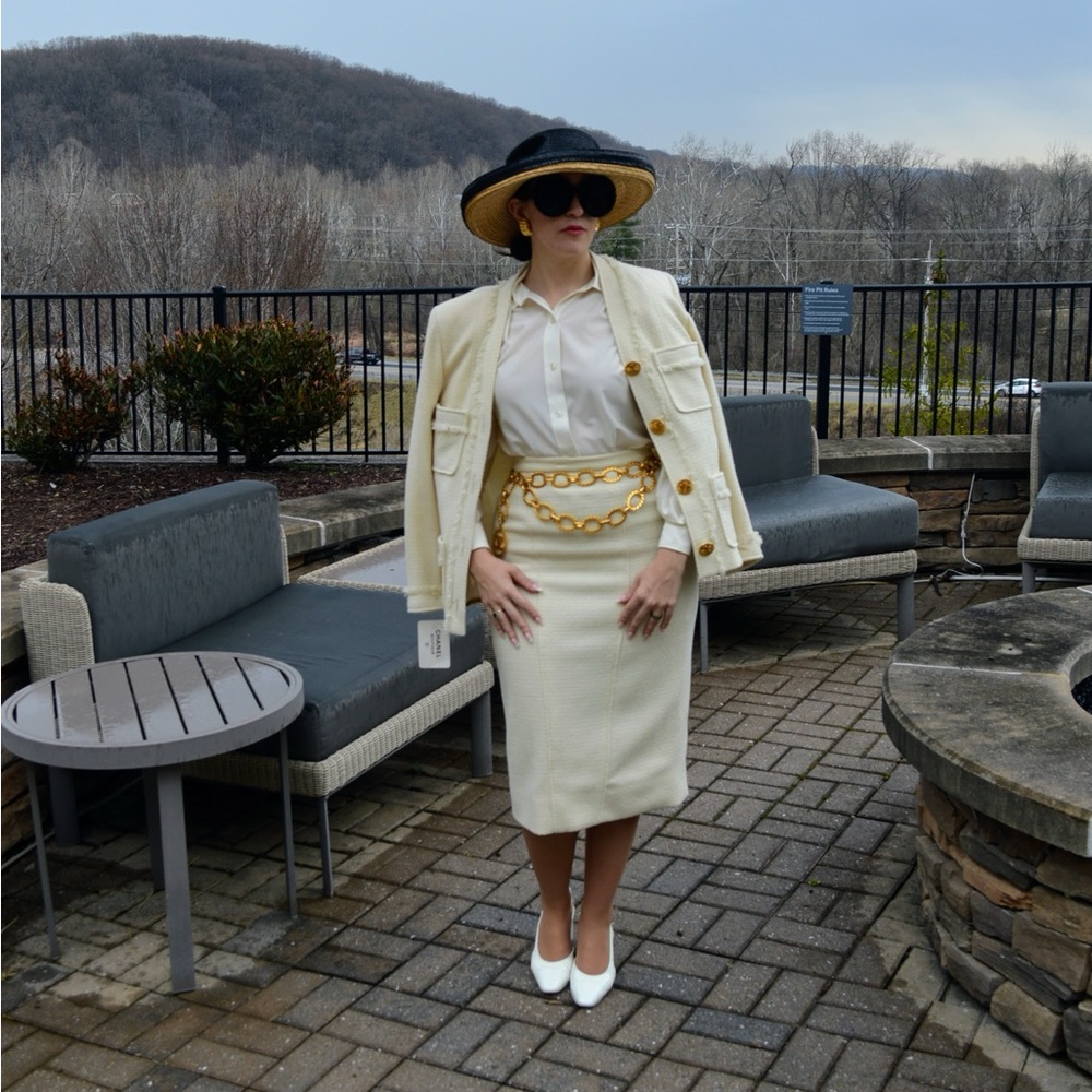 Vintage Chanel 1986 ecru jacket & skirt suit size 40 clover buttons